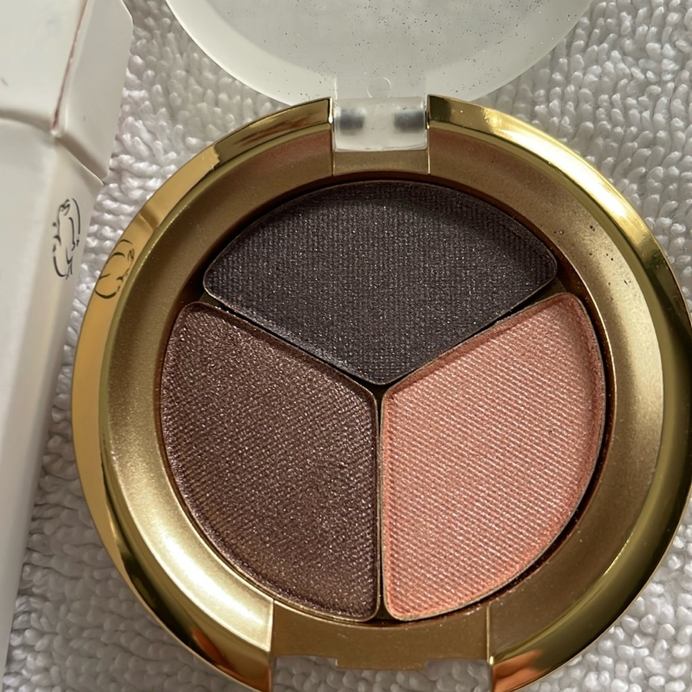 Eye shadow